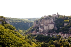 Rocamadour is gebouwd tegen een bergwand. Bovenop ligt het kasteel;