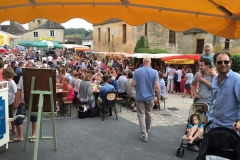 Bezoek zomers op woensdagavond  de eetmarkt van Saint- Géniès