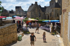 Iedere zondag is er een traditionele weekmarkt in Saint Genies