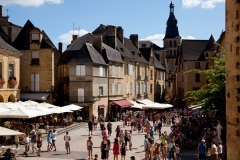 Op het marktplein van Sarlat volop terrasjes